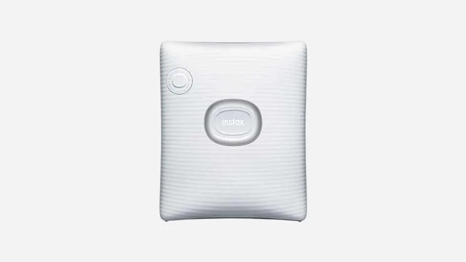 Een witte Instax printer staat centraal, met een ronde knop links en een ovale knop met 'Instax' in het midden.