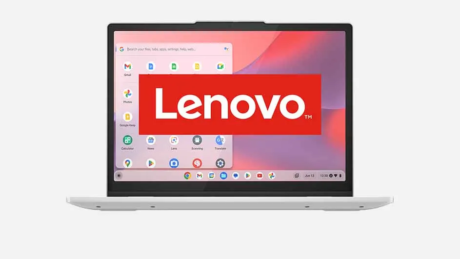 Een opengeklapte laptop met een rood Lenovo-logo op het scherm, tegen een witte achtergrond.