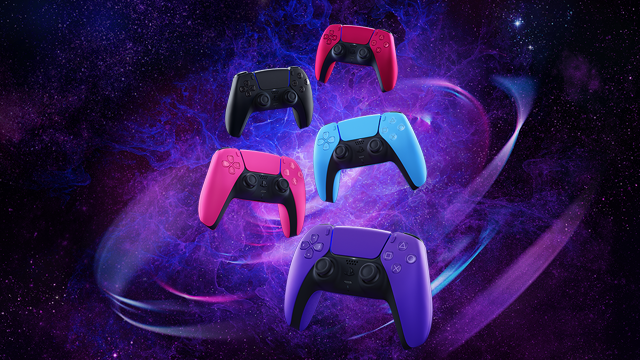 Vijf gamecontrollers in rood, zwart, roze, blauw en paars zweven tegen een paarse en zwarte sterrenhemel.