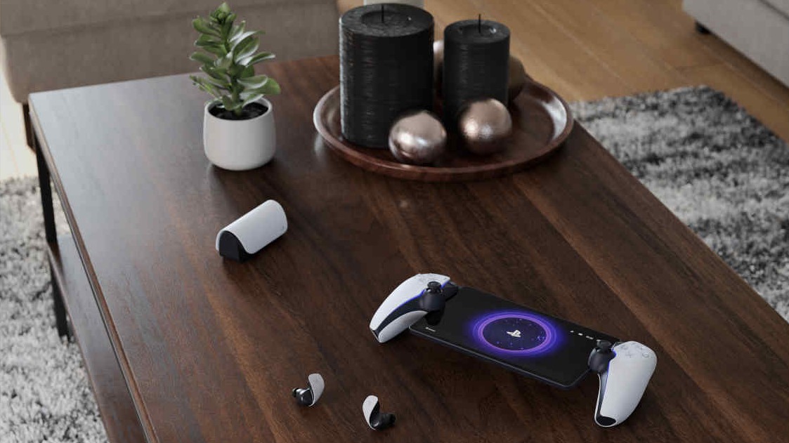 Een bruine tafel met een plant, kaarsen, zilveren bollen, een telefoon met controller en draadloze oordopjes.