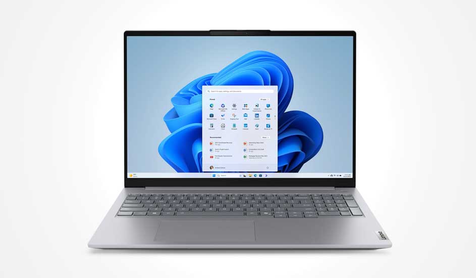 Dit is een zilverkleurige laptop van Lenovo met een groot scherm, dunne randen en een grijs toetsenbord, perfect voor werk of studie.