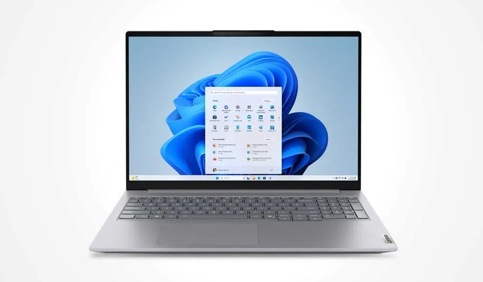 Dit is een zilverkleurige laptop van Lenovo met een groot scherm, dunne randen en een grijs toetsenbord, perfect voor werk of studie.