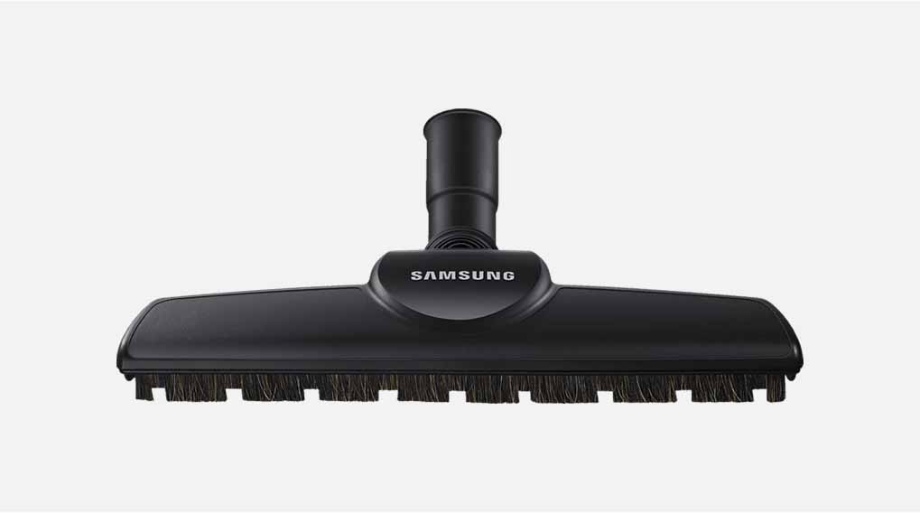 Een zwarte Samsung stofzuigerborstel met borstelharen, gefotografeerd tegen een witte achtergrond.