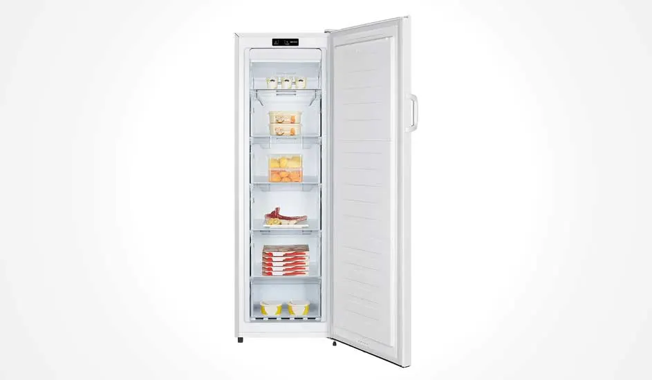 Een staande witte vriezer van Liebherr met zes transparante lades, overzichtelijk gevuld met diepvriesproducten en open deur.