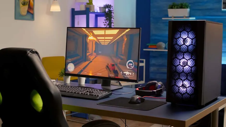 Bureau met computer, toetsenbord, muis, muismat, koptelefoon en PC-toren met hexagonale verlichting in een kamer.