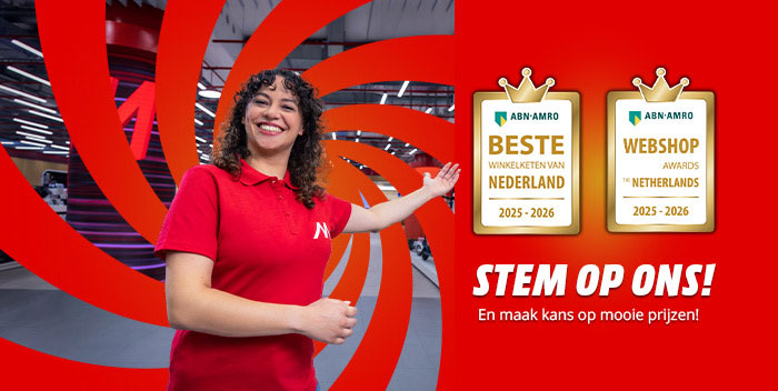 Vrouw in rood shirt wijst naar 'Stem op ons!' tekst naast ABN-AMRO awards op een rode achtergrond met oranje vormen.