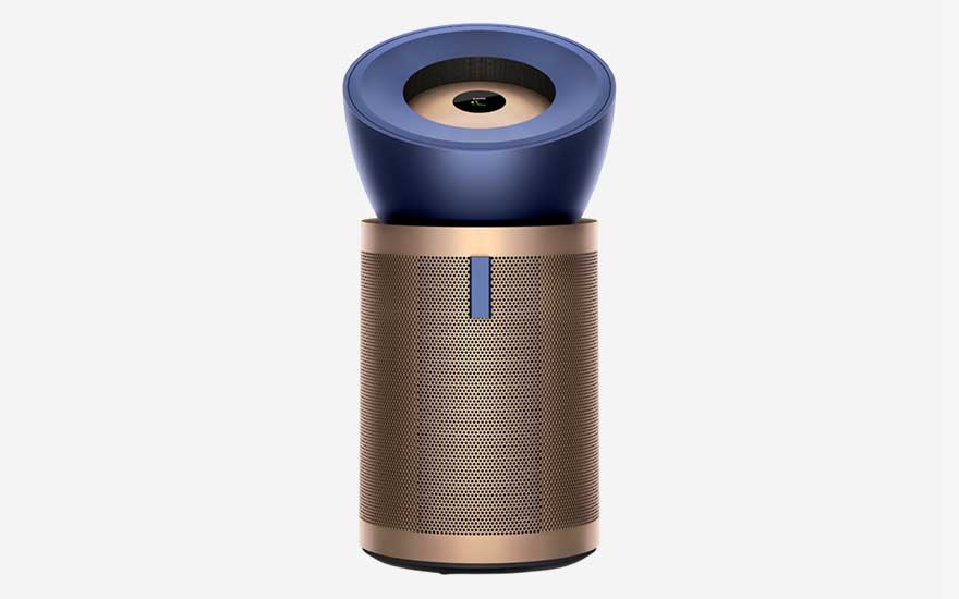 Een Dyson Designerluchtreiniger met bronzen, geperforeerde cilinder en grote blauwe kop erboven, als een modern sculpturaal object.