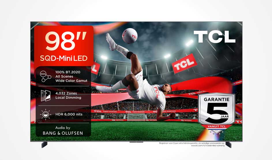 Een enorme 98-inch TCL-tv toont een voetballer in actie, met productspecificaties en vijf jaar garantie.