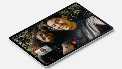 Een tablet toont een videogesprek met drie personen tegen een achtergrond van bladeren en een witte achtergrond.