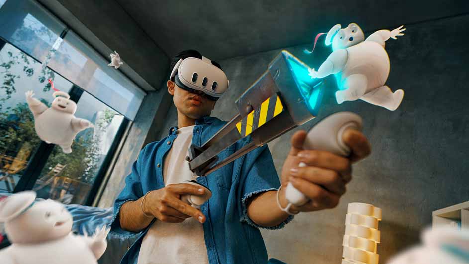 Een man met een VR-bril houdt een speelgoedwapen vast, gericht op witte spookfiguren in een kamer.