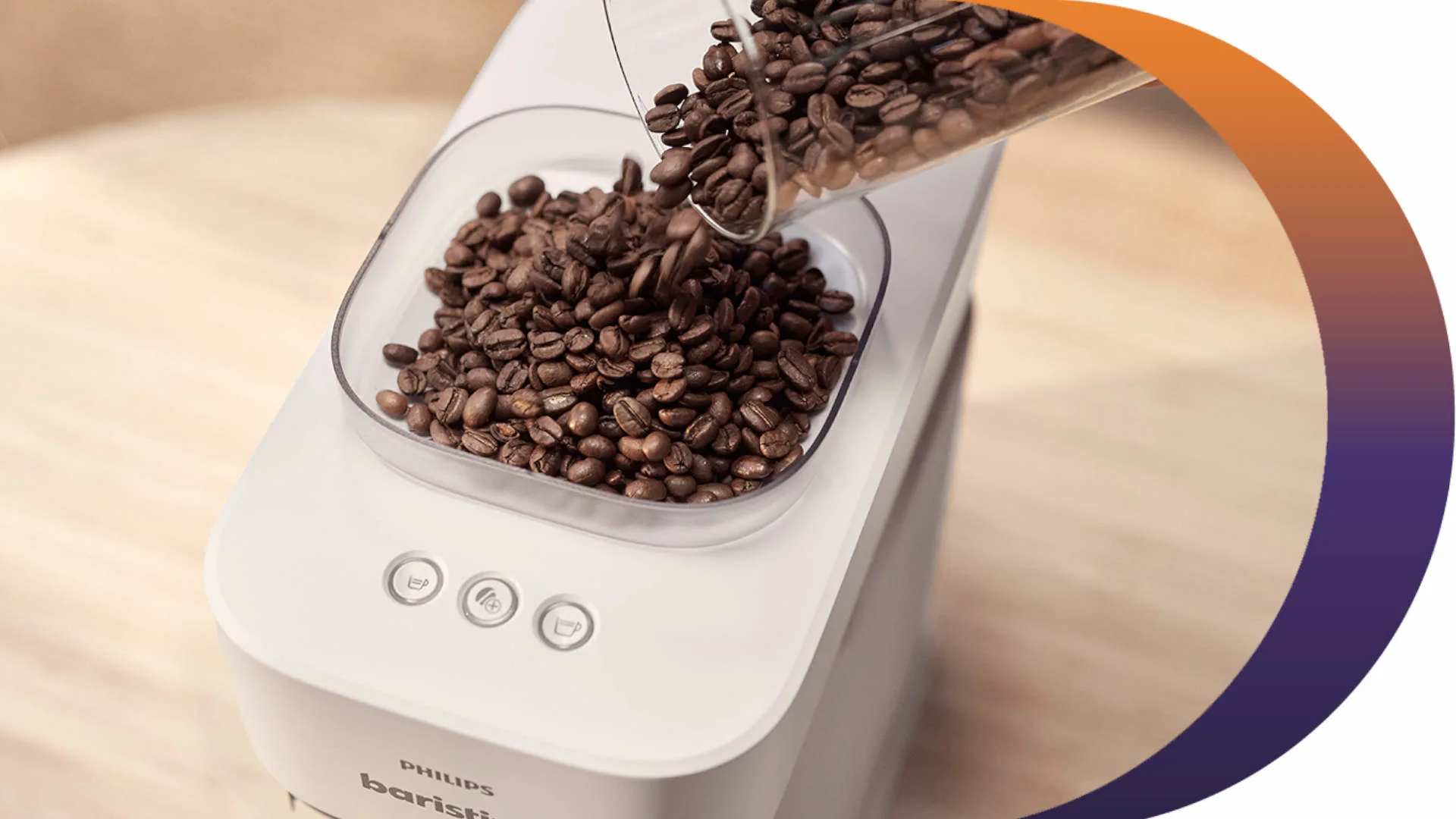 Koffiebonen worden in een wit Philips Barista apparaat gegoten. Het apparaat heeft knoppen en staat op een houten oppervlak.