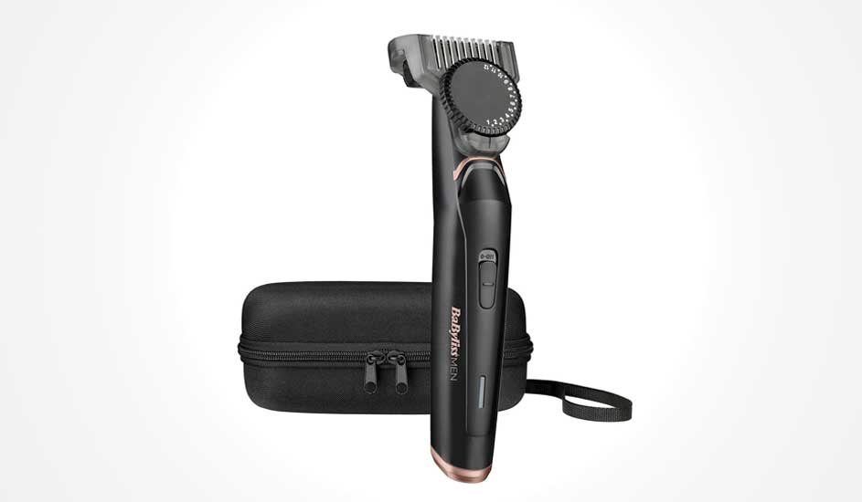 Een zwarte BaBylissMEN baardtrimmer met verstelbare kop en een compacte, zwarte opbergetui met rits op een witte achtergrond.