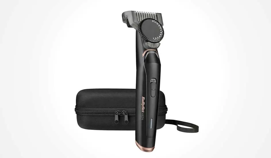 Een zwarte BaBylissMEN baardtrimmer met verstelbare kop en een compacte, zwarte opbergetui met rits op een witte achtergrond.