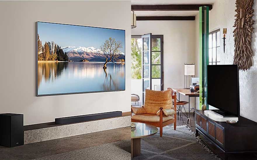 Gesplitst interieur toont links wand-tv met soundbar en subwoofer, rechts klassieke woonkamer met tv op meubel.