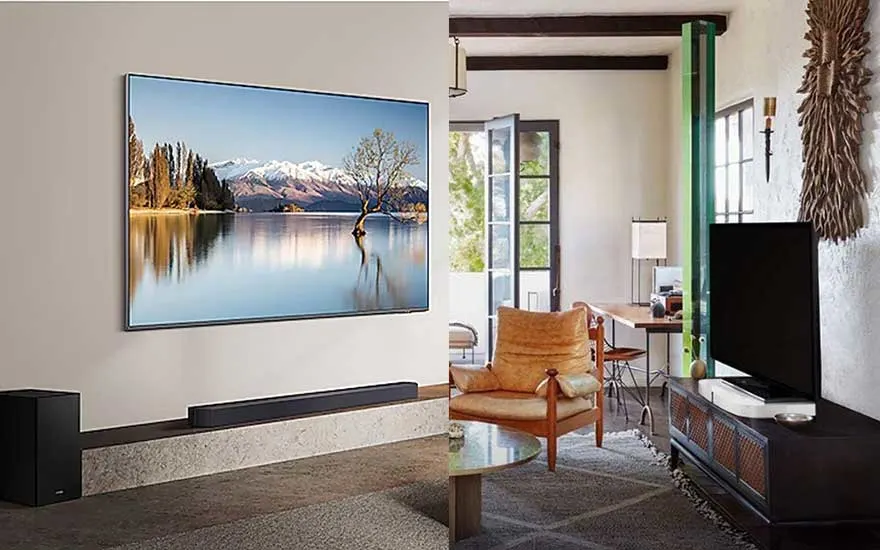 Gesplitst interieur toont links wand-tv met soundbar en subwoofer, rechts klassieke woonkamer met tv op meubel.