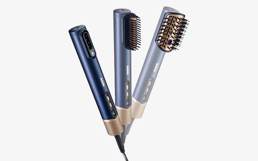 Drie stijlvolle haarstylingtools met borstels en display zweven tegen een witte achtergrond in metallic tinten.