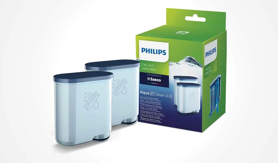 Twee Philips AquaClean-waterfilters staan naast een groene en blauwe verpakking met duidelijk het Philips-logo en productinformatie.