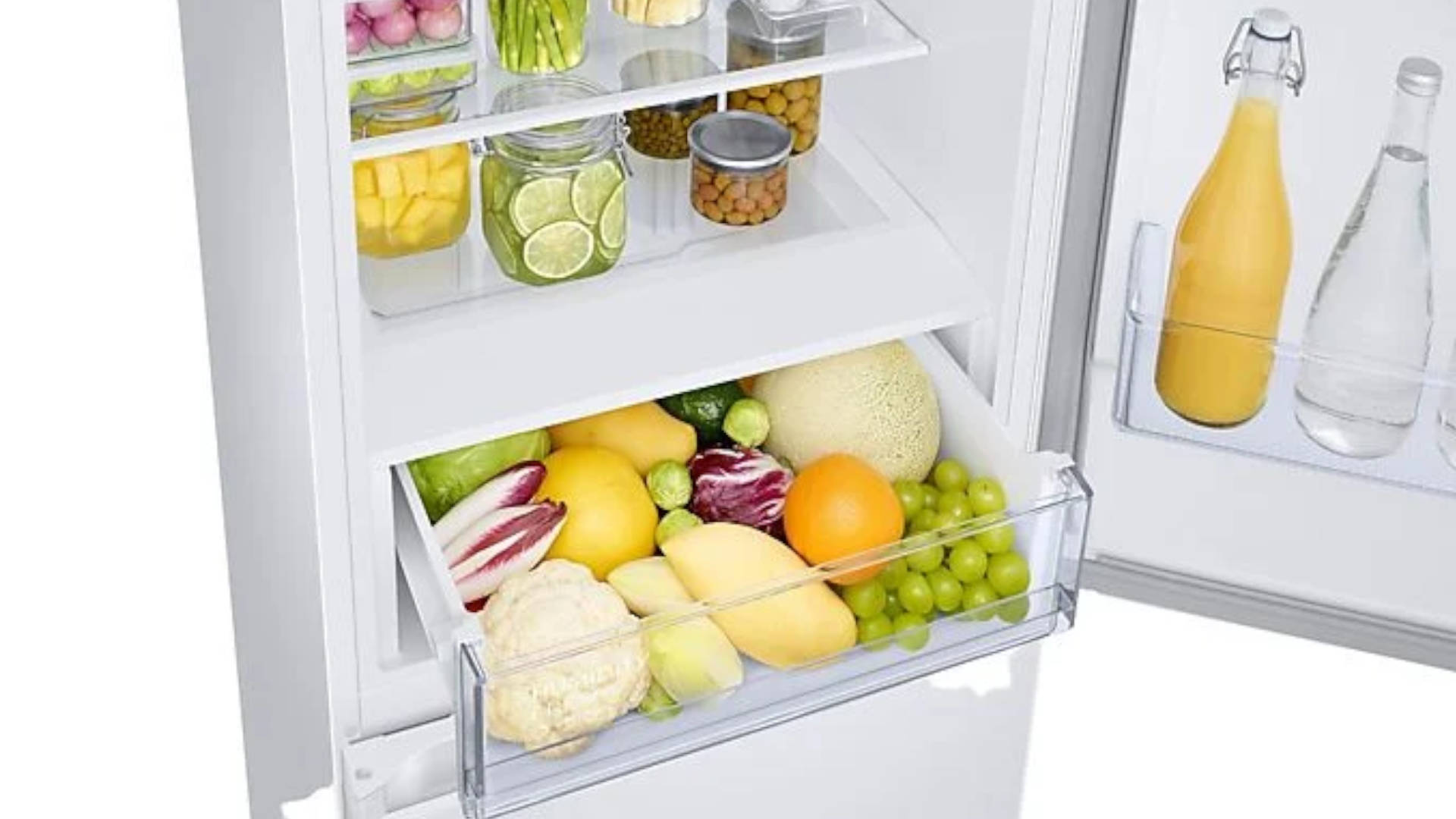 Een open witte koelkast toont potten met ingemaakt fruit, een lade met groenten en flessen sinaasappelsap en water.
