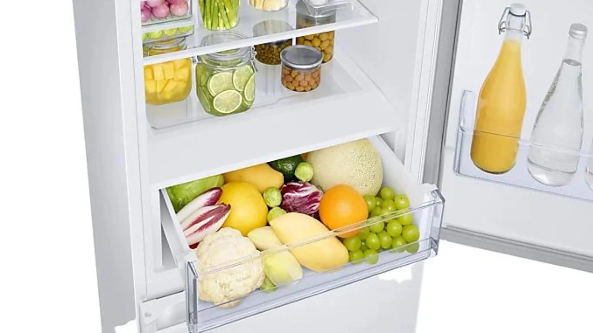 Een open witte koelkast toont potten met ingemaakt fruit, een lade met groenten en flessen sinaasappelsap en water.