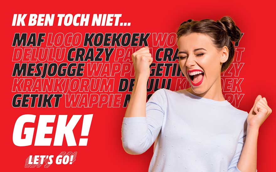 Een enthousiaste vrouw juicht met een grote glimlach, omringd door woorden als “maf”, “koekoek”, en “GETIKT” op een felrode achtergrond.