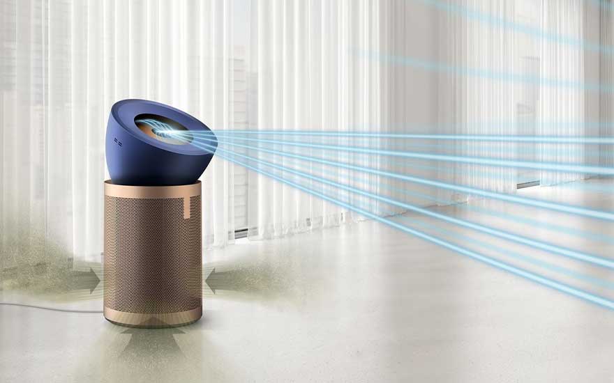 Designluchtreiniger met gekantelde blauwe ring, waaruit sterke blauwe luchtstralen schuin de kamer in worden geblazen richting ramen.