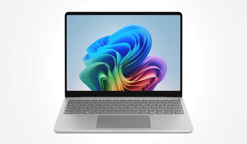 Dit is een zilverkleurige laptop met een groot, helder scherm, smalle zwarte randen en een grijs toetsenbord, ideaal voor dagelijks gebruik.