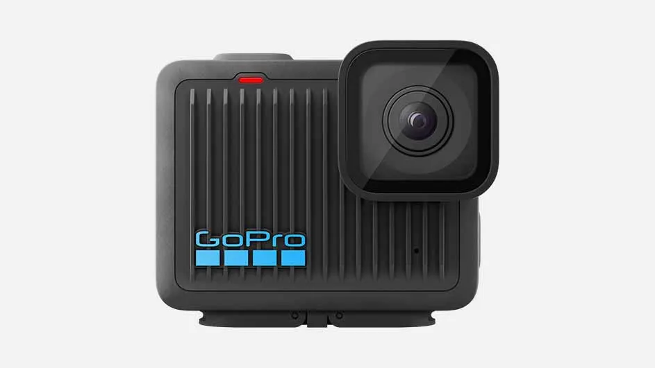 Een zwarte GoPro-camera met een vierkante lens aan de rechterkant en het blauwe logo aan de linkerkant.