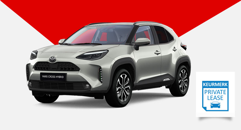Zilverkleurige Toyota Yaris Cross Hybrid auto met rode en witte achtergrond. Rechtsonder een blauw keurmerk private lease logo.