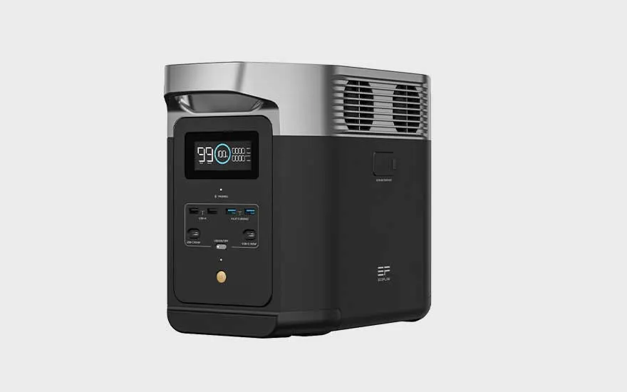 Zwarte draagbare EcoFlow stroomgenerator met metalen bovenkant, modern digitaal scherm en verschillende poorten, zowel stijlvol als krachtig.