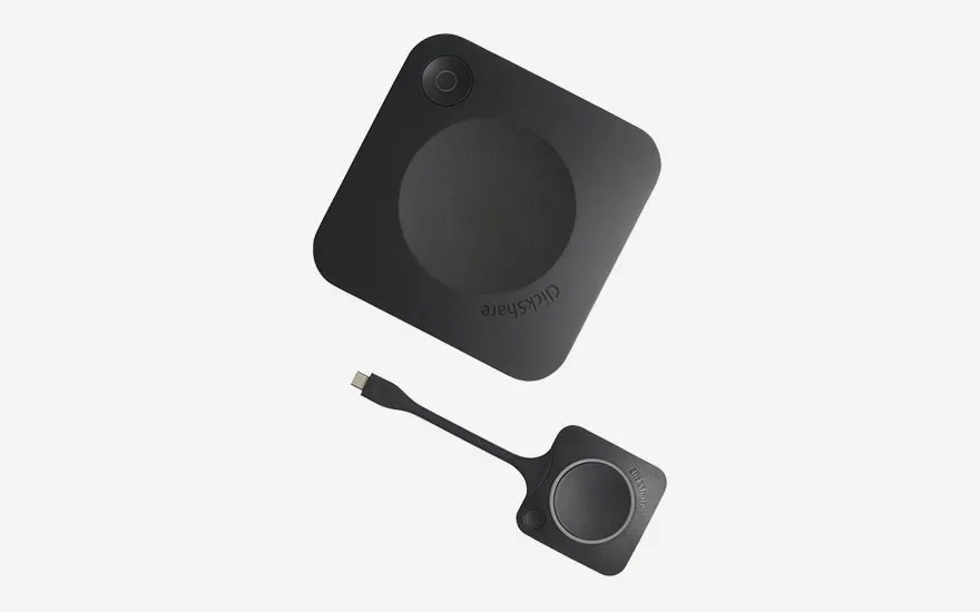 Zwarte ClickShare basisstation met één USB-C dongle voor draadloze presentaties en scherm delen in professionele omgeving.