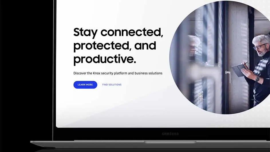 Laptop scherm toont de tekst "Stay connected, protected, and productive." en een man met een tablet in een serverruimte.