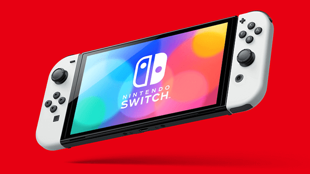 Een witte Nintendo Switch OLED, met controllers aan beide zijden, staat tegen een rode achtergrond. Het scherm toont het Nintendo Switch-logo.