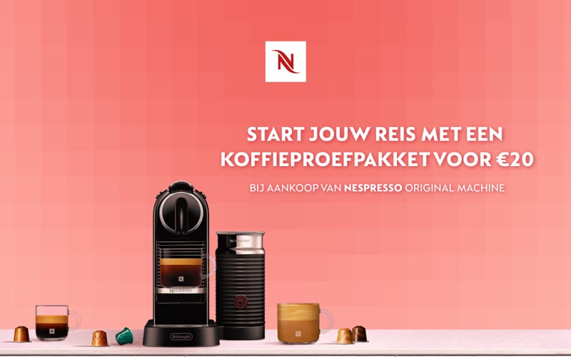 Nespresso-promobanner met de tekst “Start jouw reis met een koffieproefpakket voor €20 bij aankoop van Nespresso Original machine”, met een Original-koffiemachine, een melkopschuimer, koffiekopjes en capsules op een roze achtergrond.