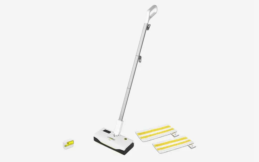 Slanke accu vloerreiniger met witte steel en gele accenten, vergezeld door twee microvezelpads en batterij, ideaal voor snel dagelijks dweilen.