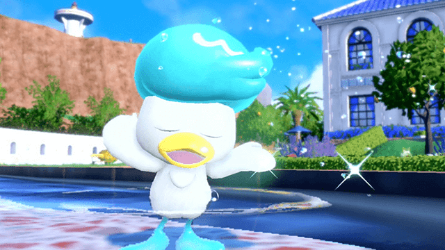 Een cartoonfiguur met een blauwe muts en een gele snavel staat op een blauwe weg. Achtergrond: gebouwen en groen.