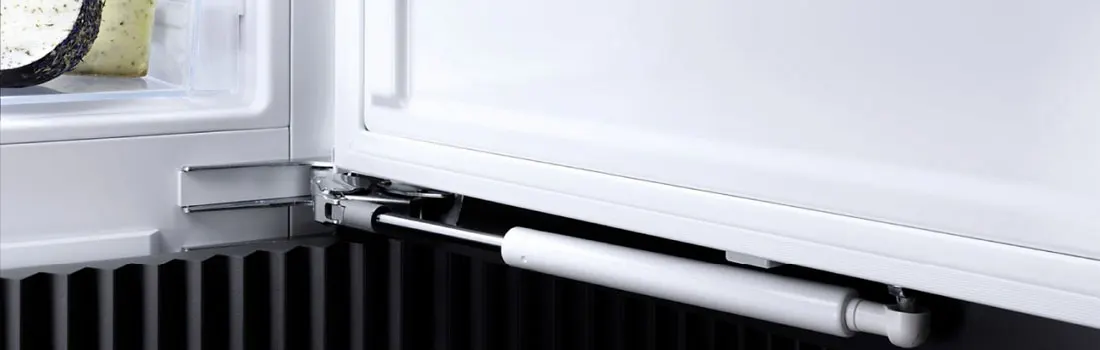 Een open Bosch-koelkast met scharniermechanisme, zichtbaar voedsel en een stevig ontwerp, ideaal voor moderne keukens.