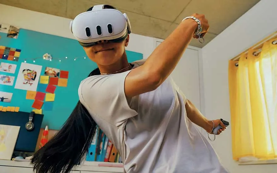 Een jonge vrouw met een VR-bril en controller maakt een dynamische beweging, spelend in een kleurrijke, gezellige slaapkamer.