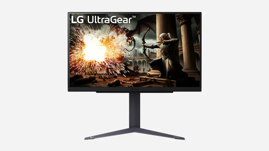 Een zwarte LG UltraGear monitor toont een computerspel met een boogschutter en een explosie, op een witte achtergrond.