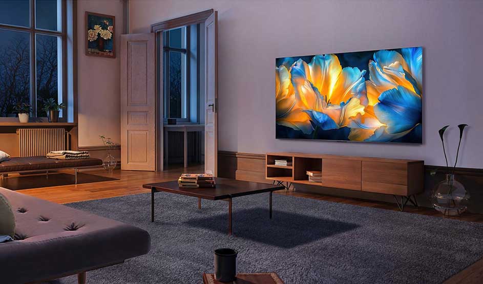 Een grote tv toont kleurrijke bloemen in een rustige, stijlvolle woonkamer met open deur en zachte avondsfeer.