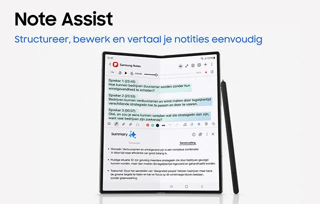 Een opvouwbare tablet met een zwarte stylus toont de "Note Assist" app met tekst en samenvattingen op een witte achtergrond.