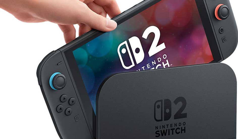 Een hand plaatst een zwarte Nintendo Switch 2 met blauw en rood accent in het dockingstation, logo duidelijk zichtbaar op het scherm.