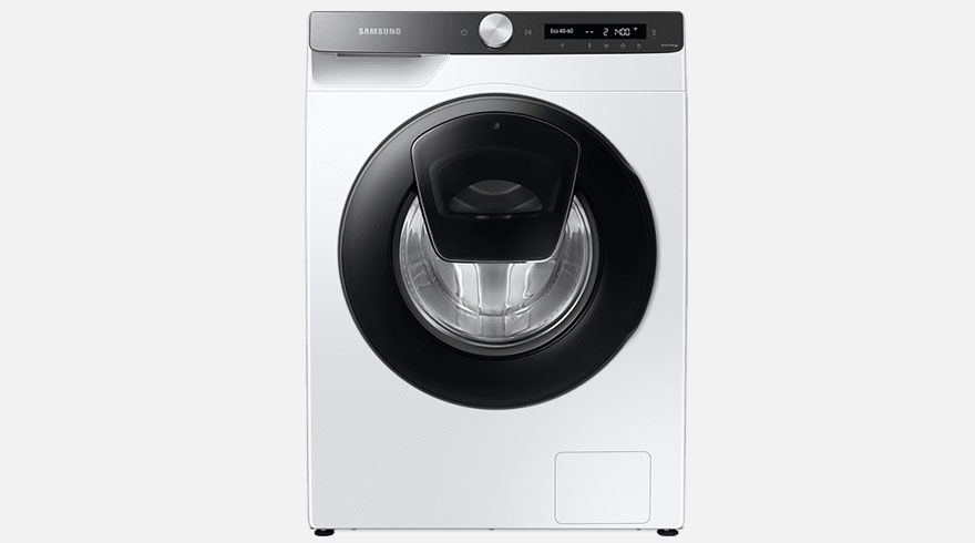 Witte Samsung wasmachine met zwarte deur en bedieningspaneel tegen een witte achtergrond.