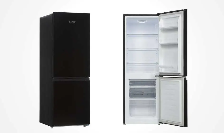 Een zwarte koel-vriescombinatie staat naast een open model, met lege planken, deurvakken en vriesladen zichtbaar tegen een witte achtergrond.
