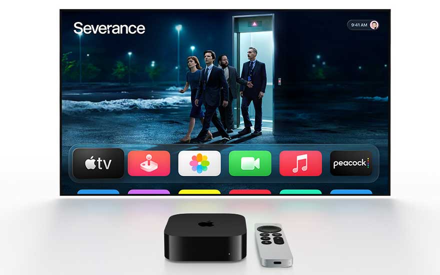 Een nachtelijk scherm toont een serie waarin mensen uit een lift stappen, met onderaan kleurrijke Apple TV apps en een zwarte mediabox.