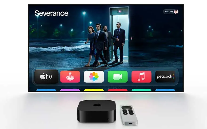 Een nachtelijk scherm toont een serie waarin mensen uit een lift stappen, met onderaan kleurrijke Apple TV apps en een zwarte mediabox.