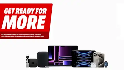 Rode banner met 'GET READY FOR MORE' boven Apple producten: laptop, tablet, telefoon, horloge en accessoires op witte achtergrond.
