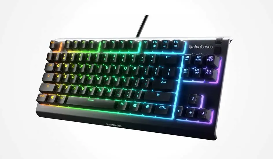 RGB gamingtoetsenbord met zwarte zwevende toetsen, felle regenboogverlichting en SteelSeries-logo, schuin zwevend tegen wit.