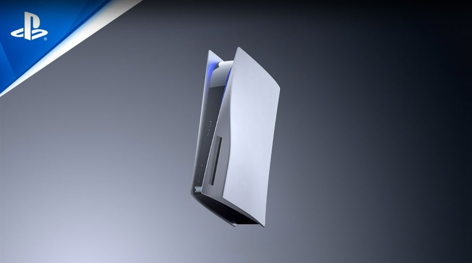 Een witte PlayStation 5-console staat verticaal tegen een grijze achtergrond. Een blauw logo is linksboven te zien.