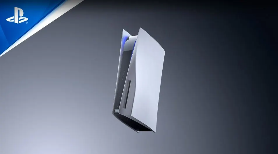 Een witte PlayStation 5-console staat verticaal tegen een grijze achtergrond. Een blauw logo is linksboven te zien.