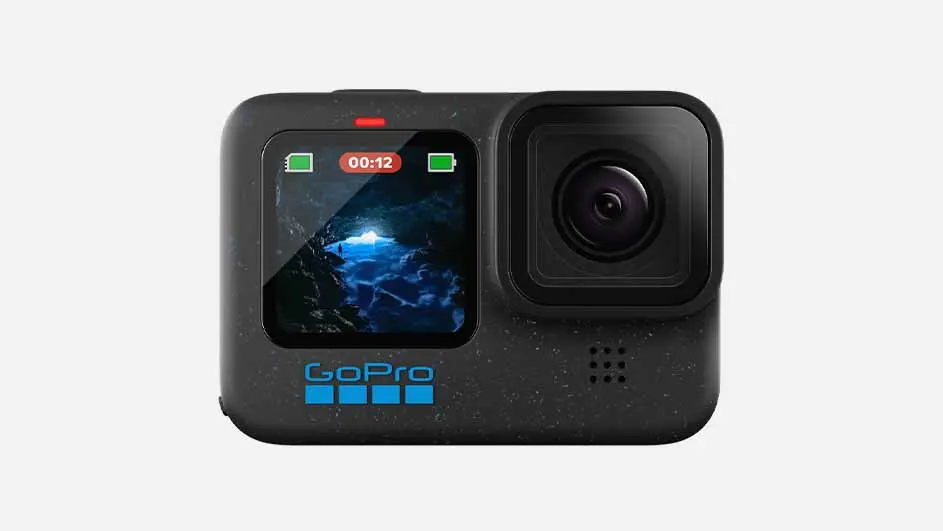 Een zwarte GoPro-camera staat op een witte achtergrond, met een blauw GoPro-logo en een scherm dat onderwaterbeelden toont.